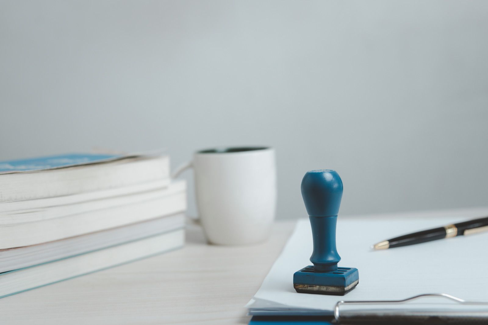 Stempel og papirer på et lyst skrivebord