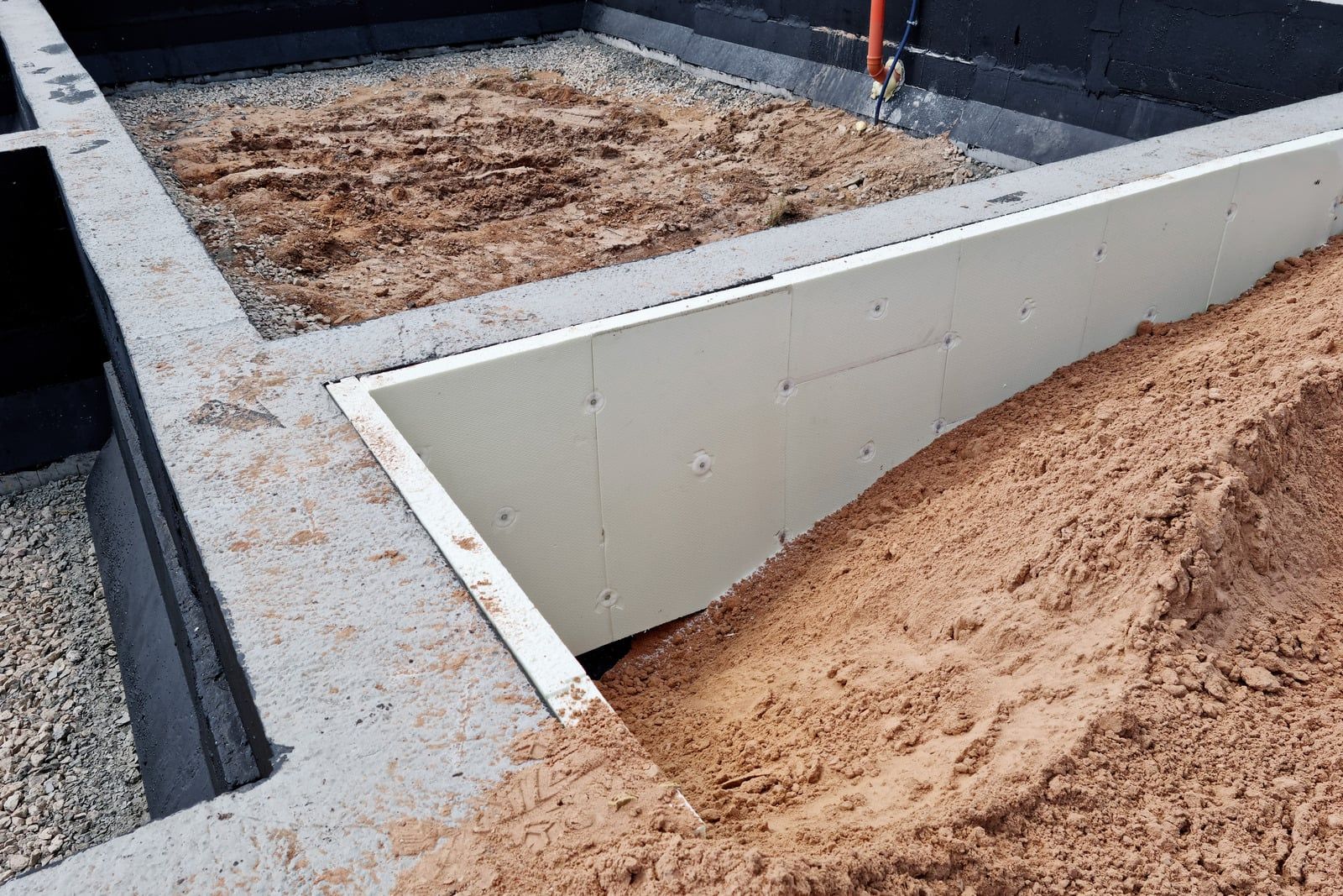 Fundament med isoleringsplader og sandfyld klar til terrændæk